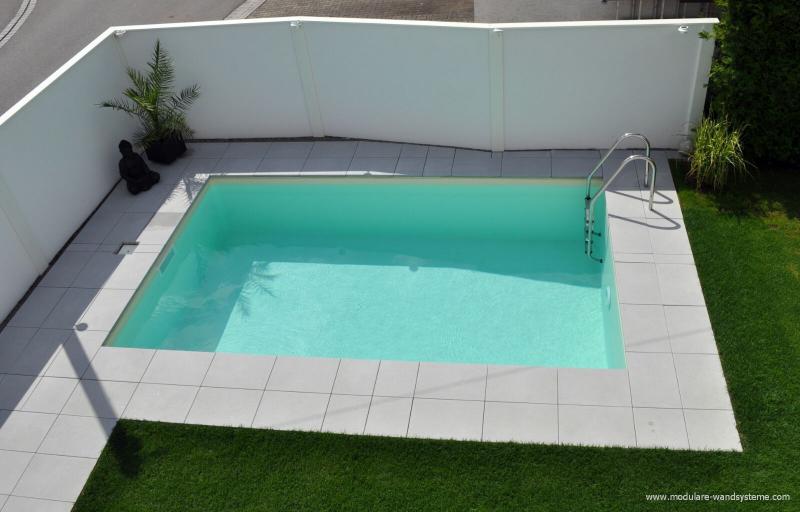 Modulare-Wandsysteme-als-Sichtschutz-am-Schwimmbad