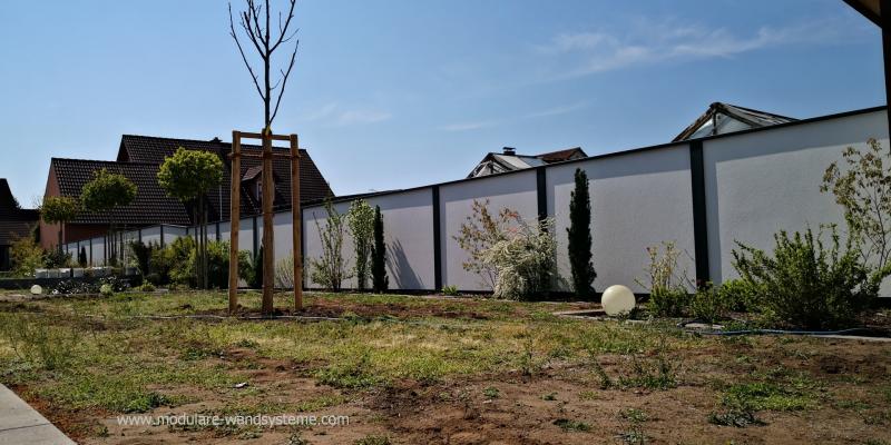 Modulare-Wandsysteme-moderne-Sichtschutzwand-mit-Abstufung