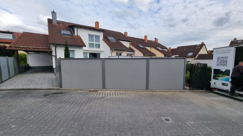 Modulare-Wandsysteme-Sichtschutz-Fertigwand-Variante-II-oben-gerade-unten-schräg-dem-Gelände-folgend