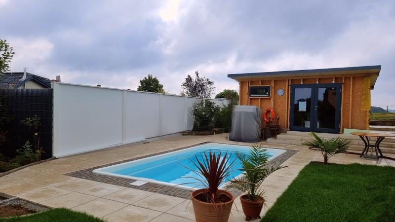 Sichtschutz-am-Pool-durch-Modulare-Wandsysteme-nach-dem-Umbau