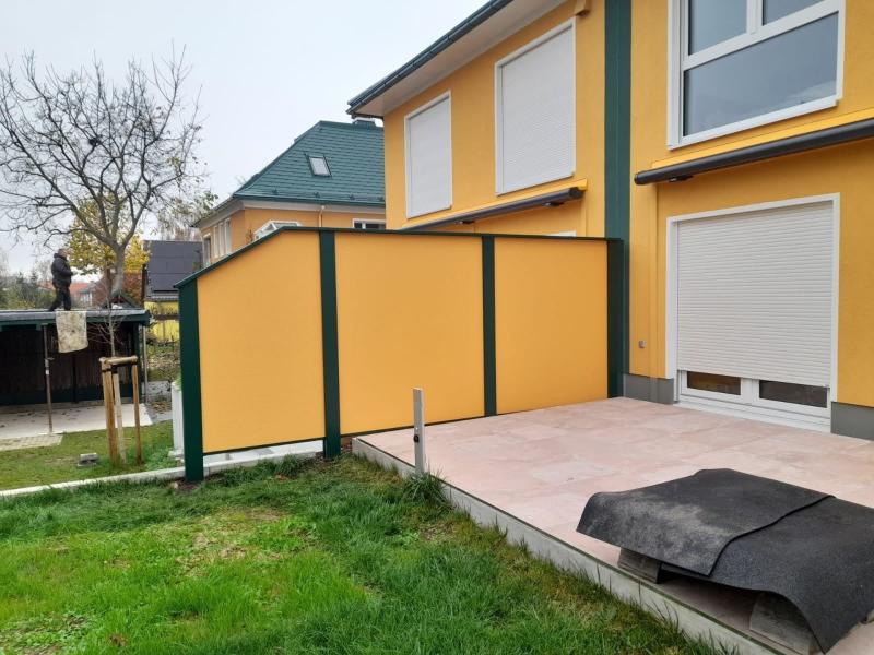 Sichtschutz-auf-der-Terrasse-farblich-auf-das-Haus-abgestimmt