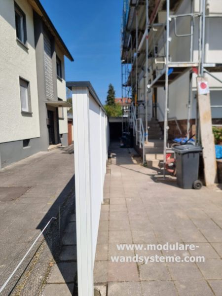 Sichtschutz-zwischen-den-Einfahrten-Modulare-Wandsysteme