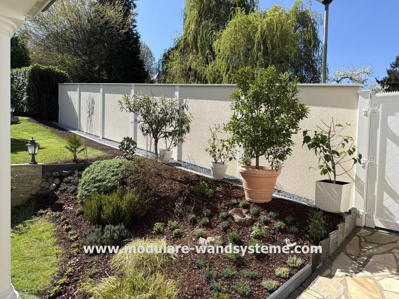 Sichtschutzmauer-schräg-dem-Gelände-angepasst-Modulare-Wandsysteme