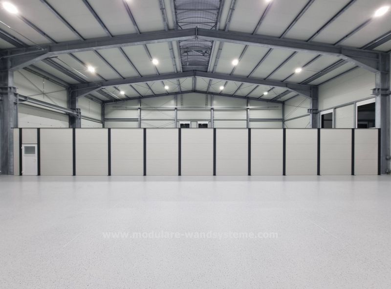 Sichtschutzwand-mit-Tuere-Industrieanwendung-Modulare-Wandsysteme