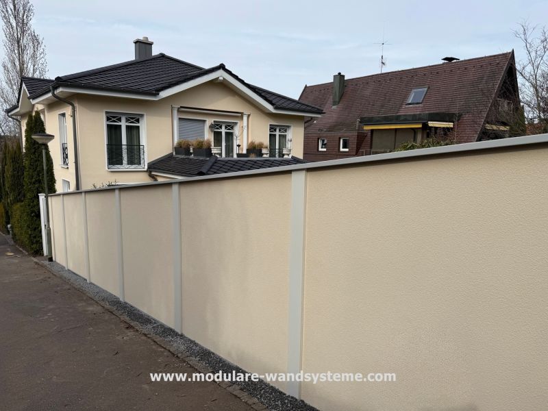Sichtschutzwand-schraeg-dem-Gelaende-folgend-Modulare-Wandsysteme