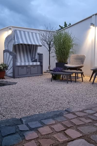 Strandkorb-Sitzecke-mit-Sichtschutz-Modulare-Wandsysteme