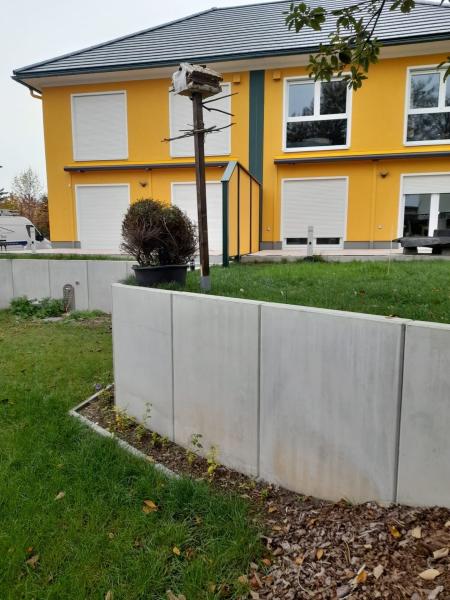 Terrassensichtschutz-farblich-auf-das-Haus-abgestimmt