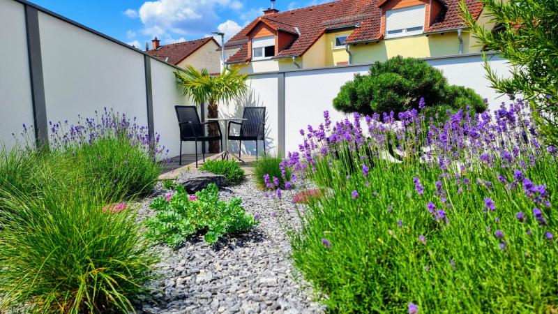 bluehender-Garten-und-Terrasse-mit-Sichtschutz-Modulare-Wandsysteme