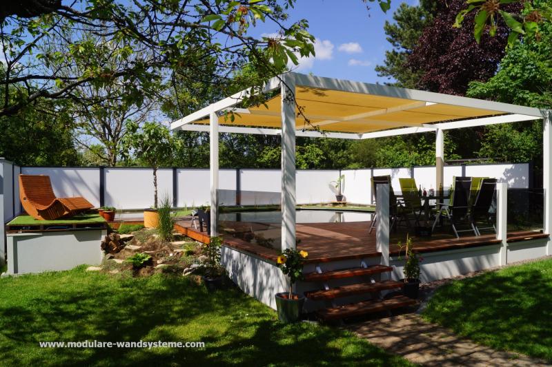 Modulare-Wandsysteme-Schwimmteich-mit-Terrasse-und-Beschattung