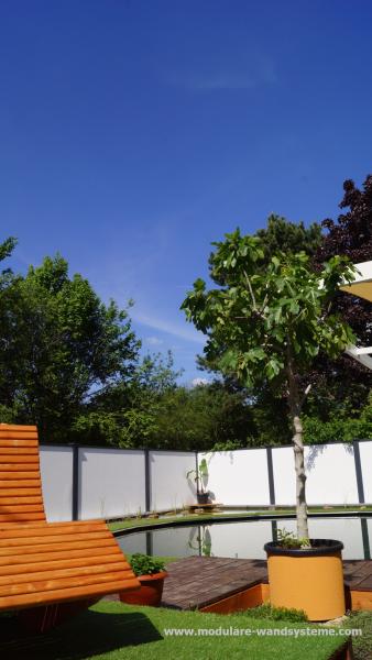 Modulare-Wandsysteme-Schwimmteich-mit-Terrasse-und-Liege