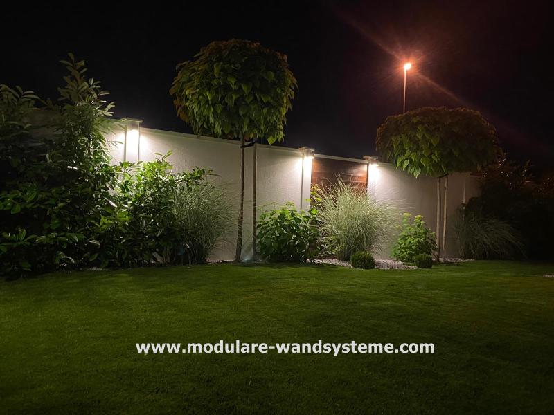 Sichtschutzwand mit Holzelement und Beleuchtung von Modulare Wandsysteme Modulare-Wandsysteme-Sichtschutzwand-mit-Holzelement-und-Beleuchtung