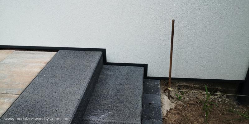 Modulare-Wandsysteme-angepasst-an-eine-Treppe