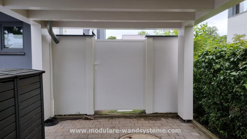 Modulare-Wandsysteme-inkl-Tuere-hinter-einem-Carport