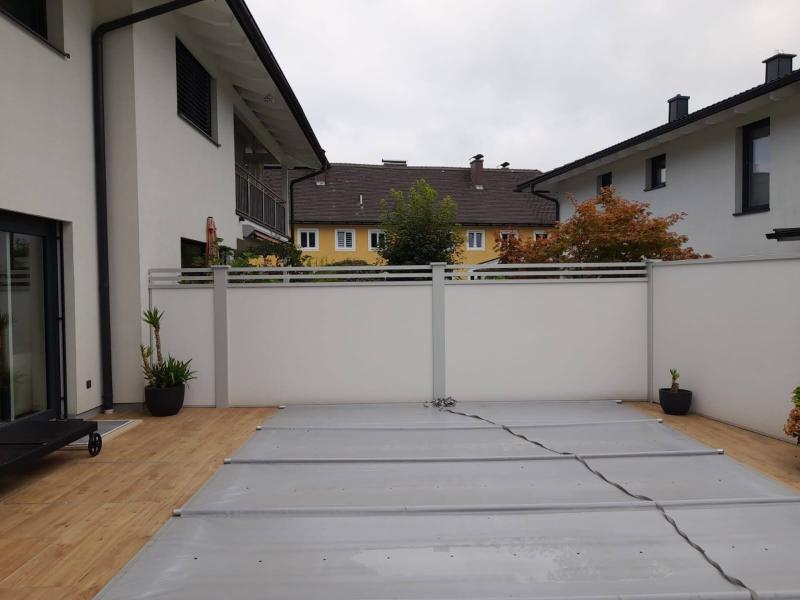 Sichtschutz-mit-Alu-Spalier-am-Schwimmbad-Modulare-Wandsysteme