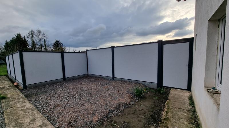 Sichtschutz-mit-Tre-an-Terrasse-in-unterschiedlichen-Hohen-von-Modulare-Wandsysteme