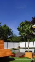 Modulare-Wandsysteme-Schwimmteich-mit-Terrasse-und-Liege