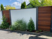 Modulare-Wandsysteme-Sichtschutzzaun-mit-Bepflanzung-im-Vordergrund