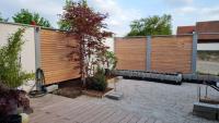 Sichtschutz-mit-Holzrhomben-und-Fertigmauersystem-von-Modulare-Wandsysteme