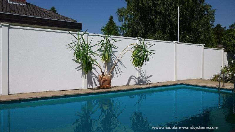 Sichtschutz-Wand-Mauer-vor-einem-Pool