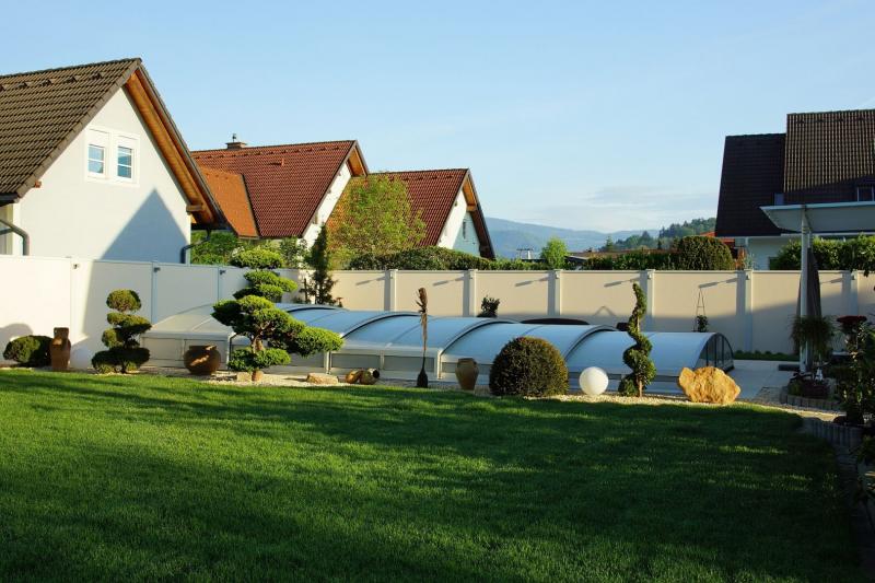 Gartenhütte mit Sichtschutz von Modulare Wandsysteme