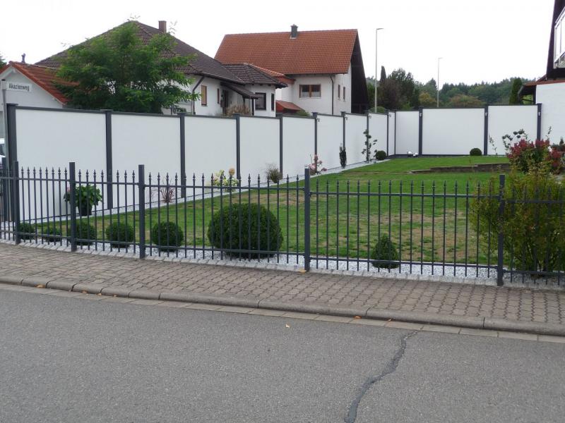Vorher-Nachher-Vergleich Thujahecke und Sichtschutzwand Modulare Wandsysteme