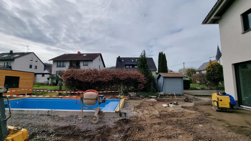 Baustelle Pool mit Gratenhaus vor dem Aufbau der Sichtschutzwand