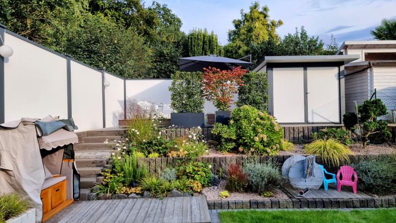 Gartenhaus-Modulare-Wandsysteme-mit-Sichtschutzwand-um-die-Terrasse