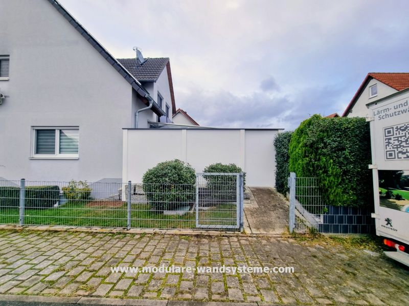 Sichtschutzwand-mit-Schiebetuere--nachher--Modulare-Wandsysteme