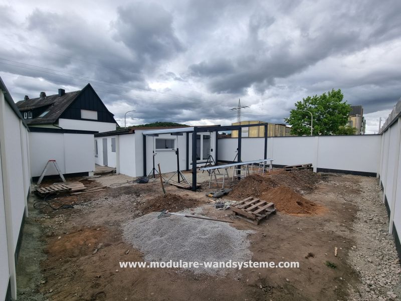 Sichtschutzwand-zum-Parkplatz-nachher-Modulare-Wandsysteme