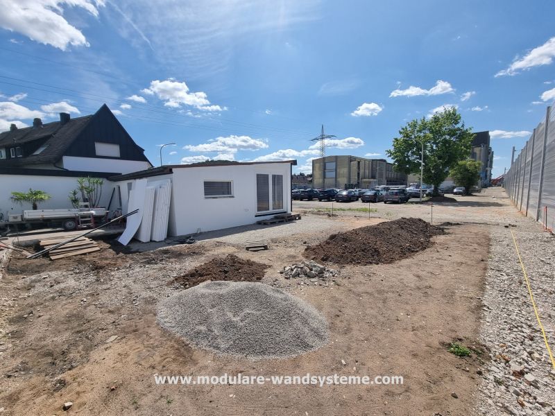 Sichtschutzwand-zum-Parkplatz-vorher-Modulare-Wandsysteme