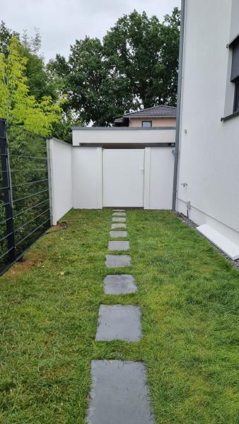 Modulare-Wandsysteme-Fertigwand-Variante-2-Doppelstabmatte-mit-Gartentre