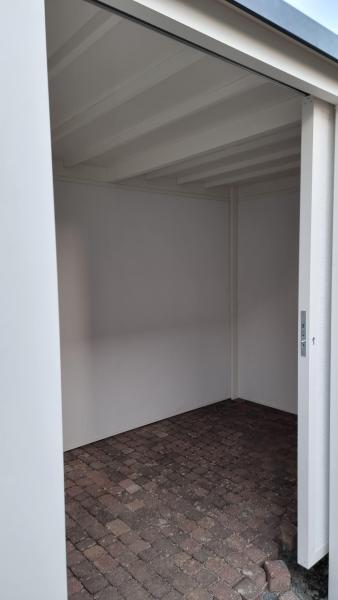 Modulare-Wandsysteme-Gartenhaus-mit-Schiebetre-geoffnet