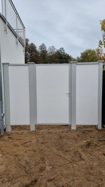 Modulare-Wandsysteme-Gartenmauer-mit-Gartentor