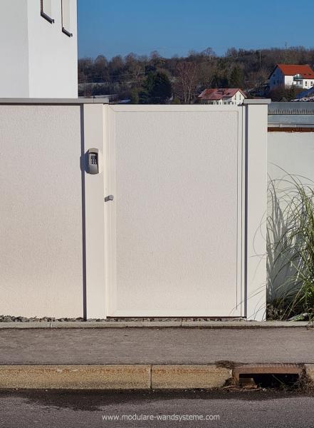 Modulare-Wandsysteme-Sichtschutz-im-Bauhaus-Stil-mit-Tuere