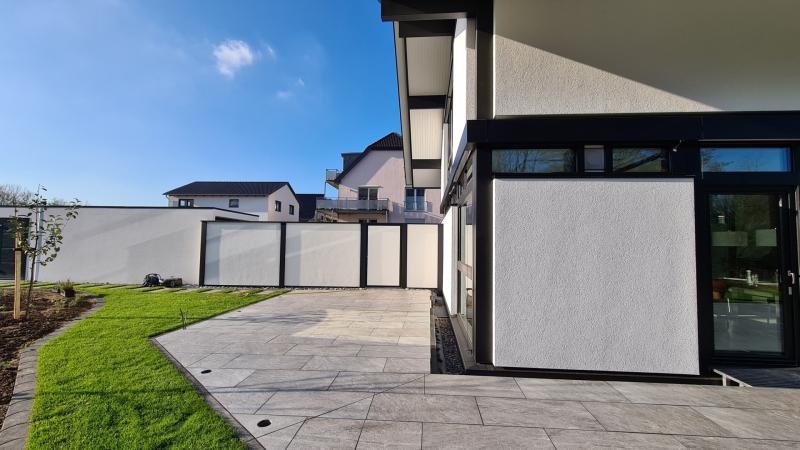 Modulare Wandsysteme Sichtschutz mit Gartentüre an einem Hufhaus