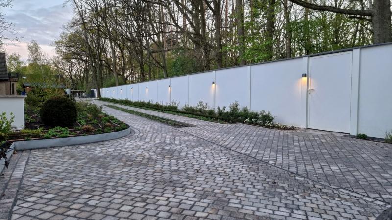 Modulare Wandsysteme Sichtschutz mit Gartentüre zum Wald