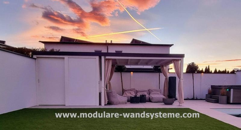 Modulare-Wandsysteme-Sichtschutzzaun-Gartenhaus-mit-Schiebetre-und-berdachter-Freisitz