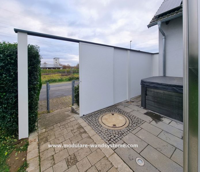 Sichtschutzwand-mit-Schiebetuere-Modulare-Wandsysteme