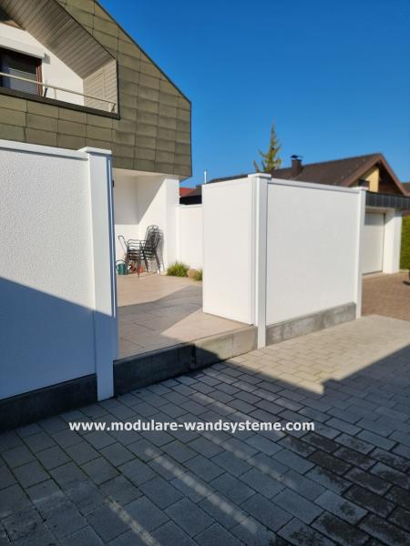 Sichtschutzwand-mit-Tor-Modulare-Wandsysteme