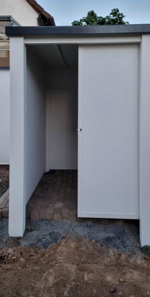Modulare Wandsysteme Schiebetüre im Gartenhaus