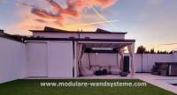 Modulare-Wandsysteme-Sichtschutzzaun-Gartenhaus-mit-Schiebetüre-und-Überdachter-Freisitz