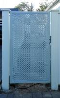 Modulare-Wandsysteme-Tuere-mit-Lochblech