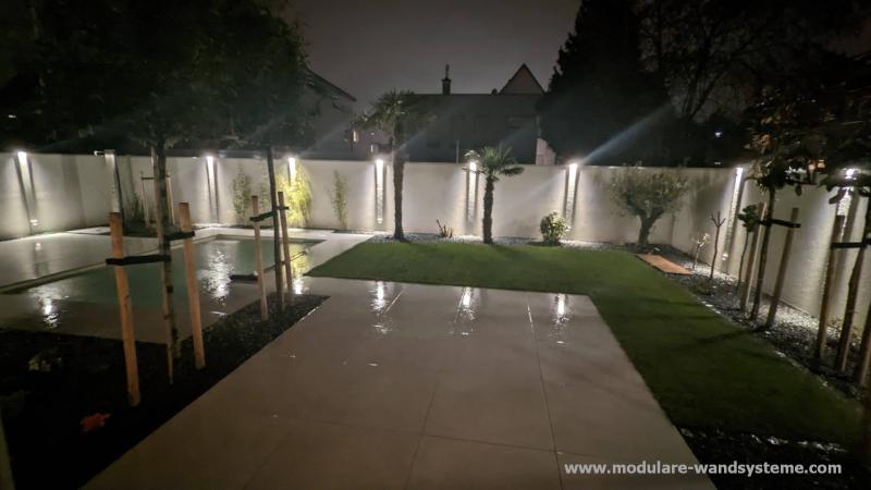 Modulare-Wandsysteme-Pool-Garten-mit-Spalierbaumen-mit-Beleuchtung-im-Regen