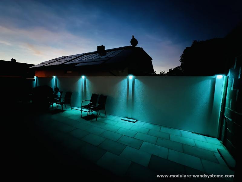 Modulare-Wandsysteme-Sichtschutz-Terrasse-mit-Beleuchtung-RGB