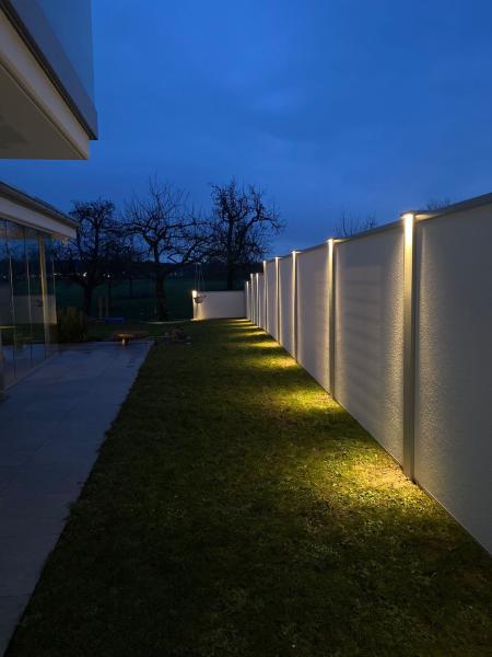 Sicht--Larmschutzwand-Modulare-Wandsysteme-mit-Bleuchtung