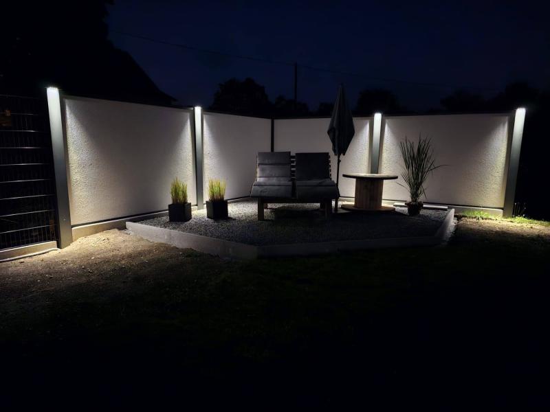 Sicht--und-Windschutz-am-Loungebereich-mit-Beleuchtung-Modulare-Wandsysteme