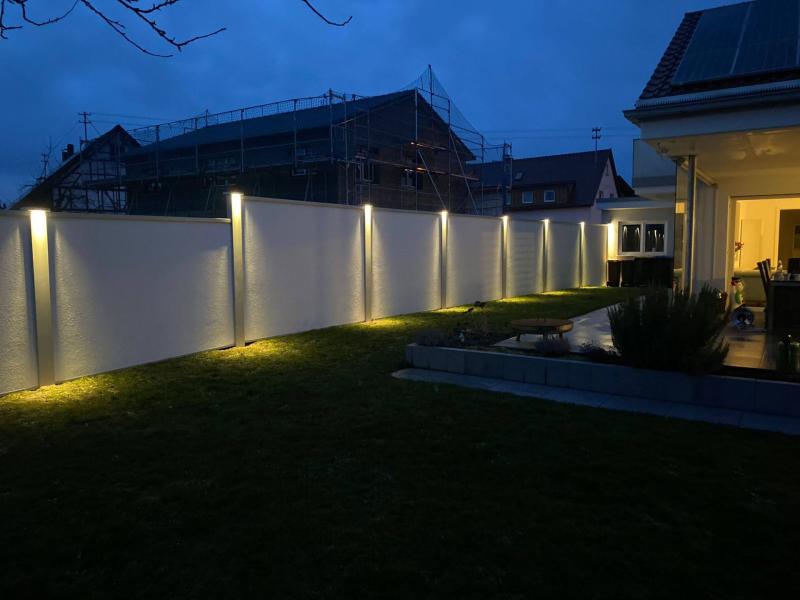 Sichtschutz--Larmschutzwand-Modulare-Wandsysteme-mit-Bleuchtung