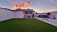 Modulare-Wandsysteme-Sichtschutz-und-Gartenhaus-in-Optik-Variante-II-mit-Beleuchtung