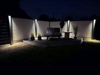 Sicht--und-Windschutz-am-Loungebereich-mit-Beleuchtung-Modulare-Wandsysteme
