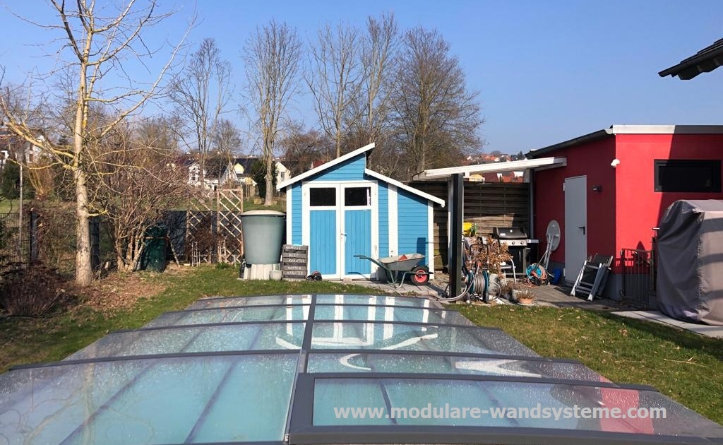 Gartenhaus-Holzsichtschutz-Doppelstabmatte-vor-dem-Umbau